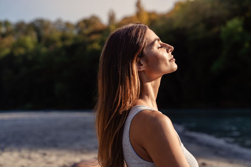 Mujer toma sol para obtener vitamina D. 